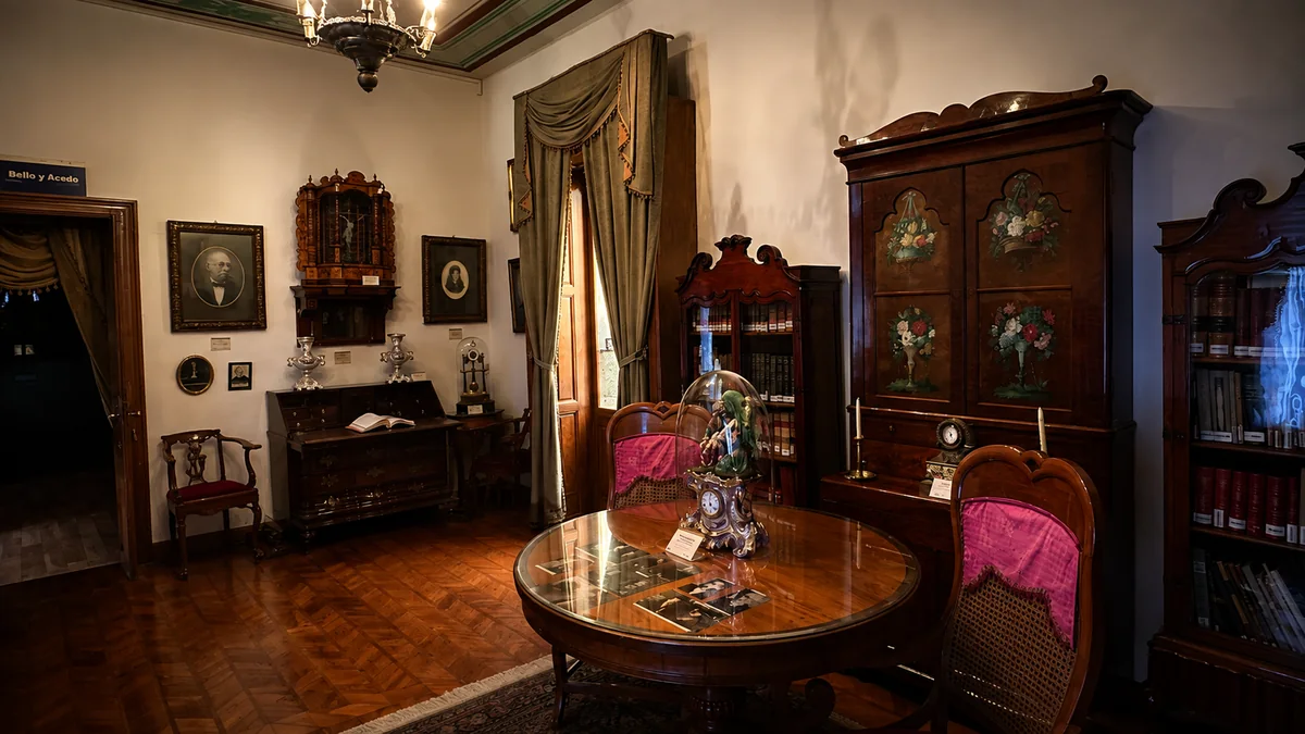 El despacho de la casa, con su escritorio y biblioteca